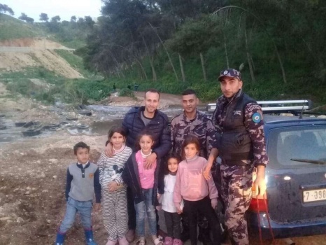 صور..الدفاع المدني يحرر اسرة علقت مركبتهم داخل وادي شمال نابلس