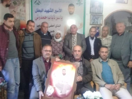 جنين:والدة الشهيد حمدوني تشيد بمديريةالحكم المحلي  لأهتمامها بعائلات الشهداء والاسرى