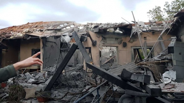 بالفديو والصور .. اصابة 7 مستوطنين جراء سقوط صاروخ على منزل قرب تل ابيب