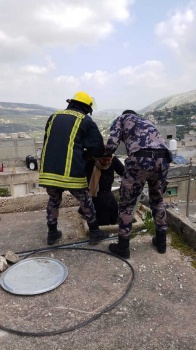 الدفاع المدني يخلي مواطنين محاصرين من داخل منزل إثر انهيار جزئي في بلدة جبع جنوب جنين