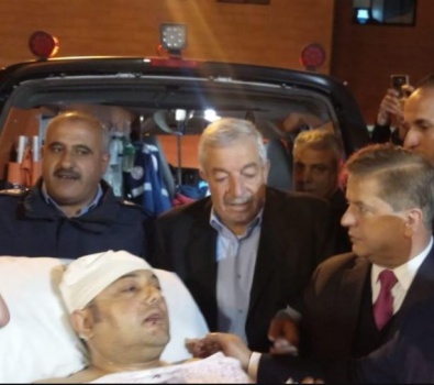 عاطف أبو سيف يصل إلى مجمع فلسطين الطبي برام الله