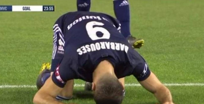 فيديو.. لاعب نيوزيلندي يكرم ضحايا بلده بهذه الطريقة