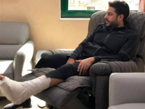محمد حماقي يحيي أول حفل غنائي على كرسي متحرك عقب العملية الجراحية