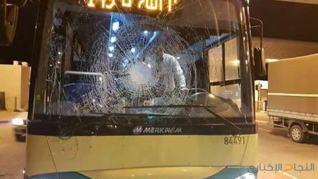 تضرر حافلة مستوطنين جراء رشقها بالحجارة قرب حلحول