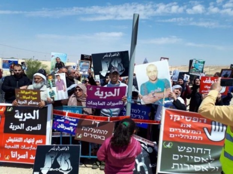 تظاهرة أمام سجن النقب تضامنًا مع الأسرى
