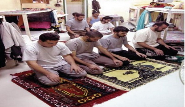 الأسرى يؤدون صلاة الجمعة جماعة لأول مرة منذ شهر