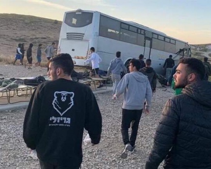 إصابة 20 جنديا إسرائيليا بانقلاب حافلة