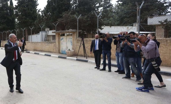 في اليوم الاول.. اشتية يصل لمقر رئاسة الوزراء مشيا على الاقدام(فيديو)