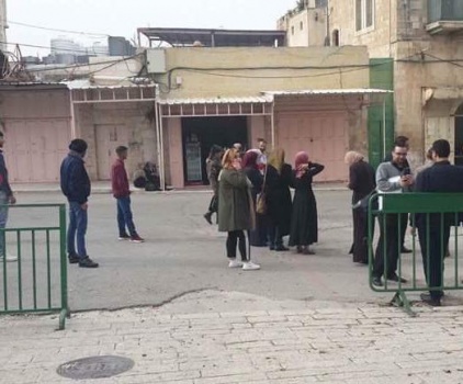 الاحتلال يعتدي على طلبة الخليل بعد العثور على اجسام مشبوهة