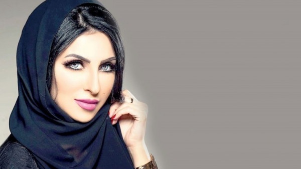الفنانة البحرينية زينب العسكري تخلع الحجاب