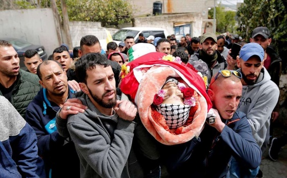 بالصور...جماهير شعبنا في مخيم قلنديا تشيع جثمان الشهيد محمد عدوان