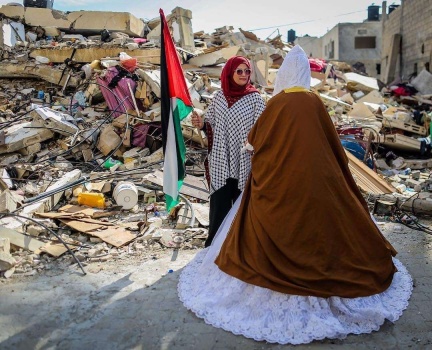 صور|اوجعت القلوب...شيماء عروس فلسطينية تزف من على أنقاض منزلها المدمر وسط مدينة غزة