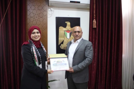 محافظ جنين يكرم الفائزة  بالمترتبة الأولى في مسابقة المدربات بالتجميل