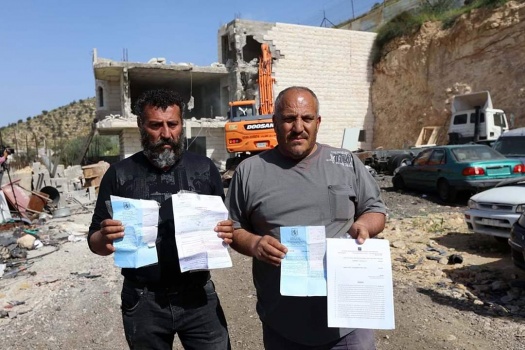 صور..الاحتلال يجبر مواطنا على هدم منزله في بيت جالا