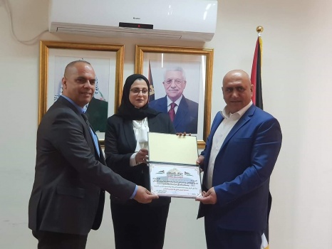 محافظ جنين يكرم المشرفة الحثناوي لحصولها على المرتبة السادسة على أفضل دراسة رياضية في القاهرة