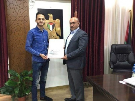 محافظ جنين يكرم الطالب عباهره لفوزه بمشروع بطارية تعمل بالطاقة في تونس