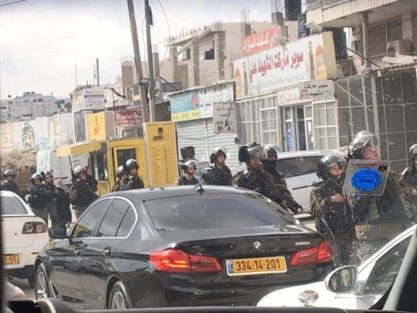 صور...الاحتلال يفرض مخالفات على محال مركبات بقلنديا