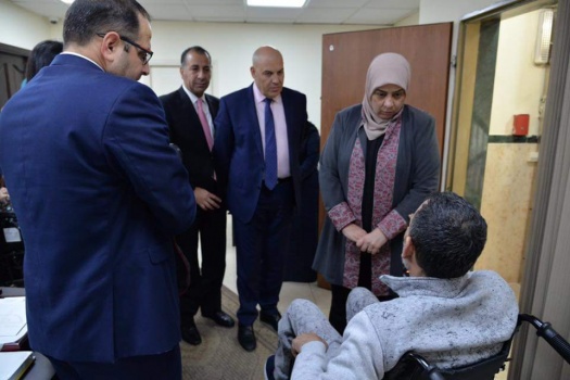 غنام تسلم كرسيين كهربائيين لشخصين من ذوي الإعاقة