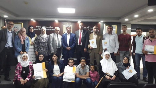 صور...تكريم 17 أسيرة اجتزن دورة في القانون الدولي
