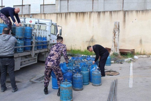 صور..الدفاع المدني في نابلس يضبط مركبة توزيع غاز مخالفة ويتحفظ على عشرات الاسطوانات التالفة