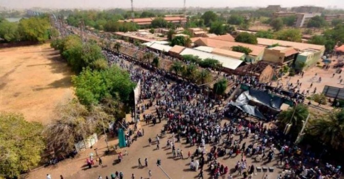 السودان يستعد لجمعة استثنائية.. والشعار 'تسقط تاني'