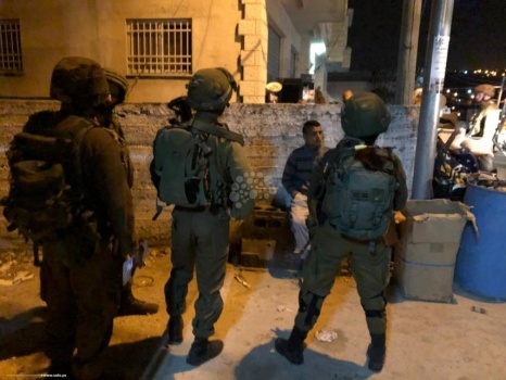 صور..اعتقالات برام الله بينهم طفلين ومصادرة ورشة حدادة