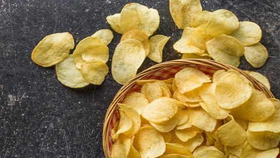 ما سبب شعورنا بالسعادة عند تناول رقائق الشيبس