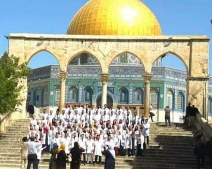 دفعة من خريجي كلية الطب بجامعة القدس تؤدي قسمها في المسجد الأقصى