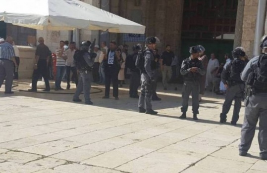 بالأحذية: المصلون يتصدون لشرطة الاحتلال في الأقصى