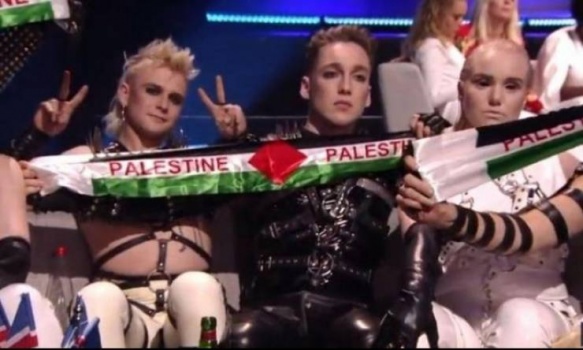 إسرائيل تُهين الفرقة الآيسلندية لرفعها علم فلسطين!