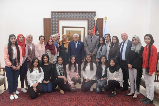 الرئيس يستقبل طالبات مدرسة بنات البيرة الجديدة الثانوية