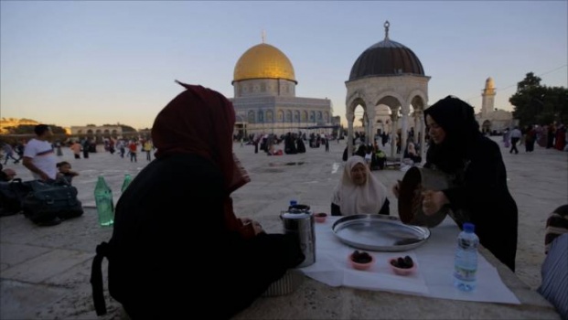 إسرائيل تحرم مصلي الأقصى من الإفطار!