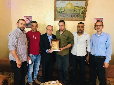 صور...أبو بكر يعود عددا من الأسرى المحررين في جنين ونابلس ورام الله