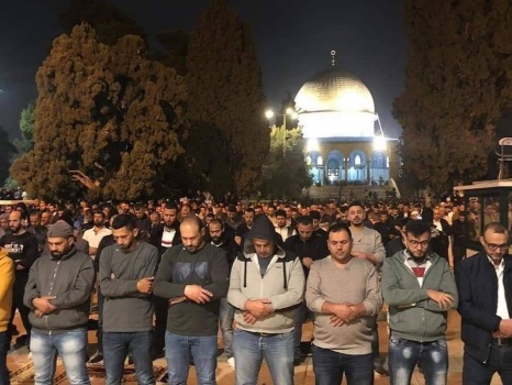 صور..الآلاف يؤدون صلاة التراويح في رحاب المسجد الأقصى