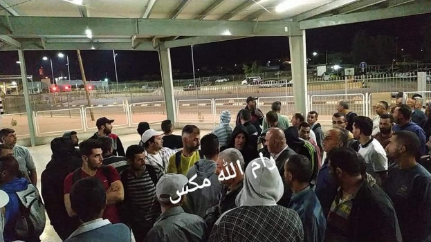 صور..محافظ جنين يتفقد معبر الجلمة ويستمع إلى هموم العمال
