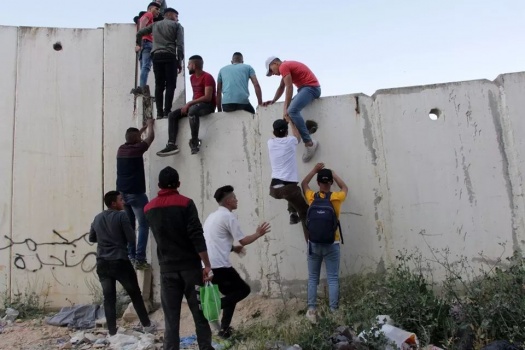 الاحتلال يعتقل عددًا من الشبان أثناء محاولتهم الدخول للصلاة في القدس