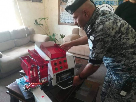 الضابطة الجمركية تضبط آلة كهربائية لتعبئة سجائر الدخان العربي في محافظة جنين