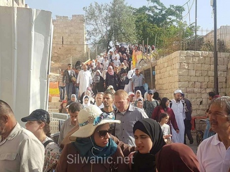 صور: عشرات الآلاف يشدون الرحال إلى المسجد الأقصى