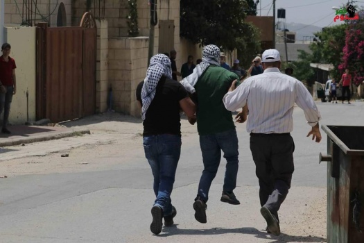 صور..إصابة 4 شبان بالرصاص المعدني خلال قمع الاحتلال مسيرة كفر قدوم الأسبوعية