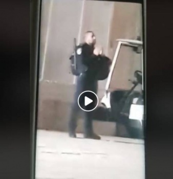 فيديو يظهر شرطيا اسرائيليا يردد الدعاء خلف إمام الاقصى