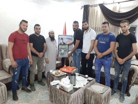 فتح تزور عائلات الشهداء والأسرى في قرية العرقة غرب جنين