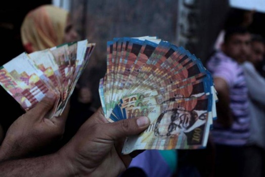 الحكومة ستصرف راتبا كاملا الشهر المقبل
