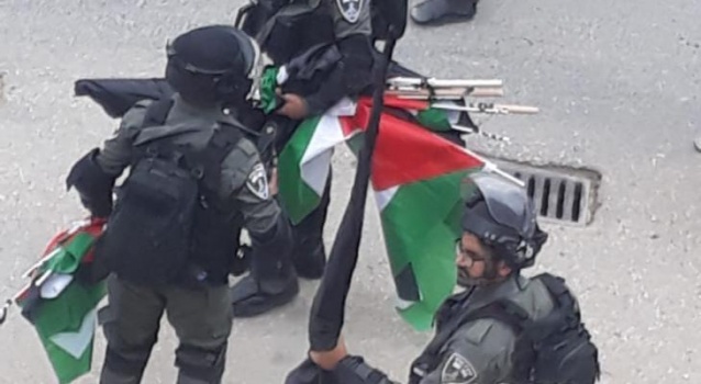 (فيديو)- الاحتلال يقتحم ملعب مخيم شعفاط ويصادر اعلام فلسطينية