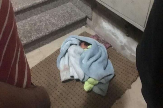 تفاصيل ...العثور على رضيعة امام بناية سكنية بالخليل