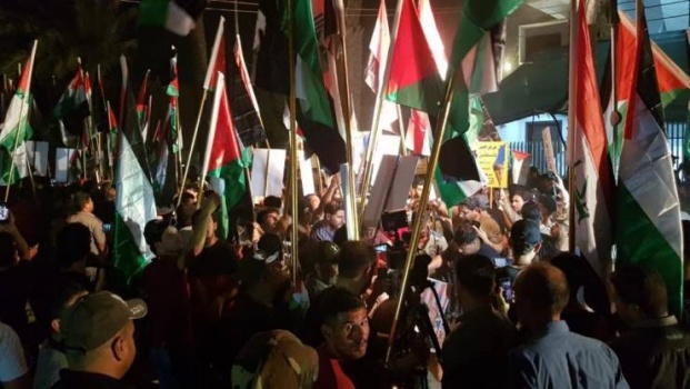 عراقيون يقتحمون سفارة البحرين ويرفعون علم فلسطين فوقها