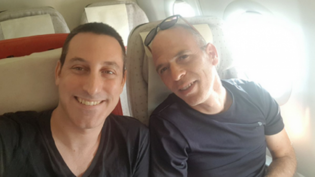 صورة| صحفي إسرائيلي يشرب نخب 'شرق أوسط جديد' بالبحرين