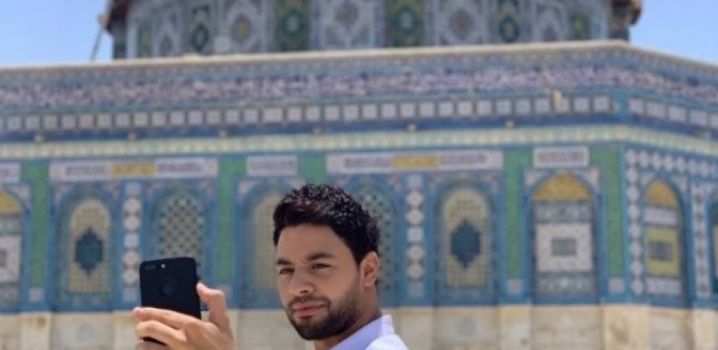 فنان مصري يتجول في باحات المسجد الأقصى