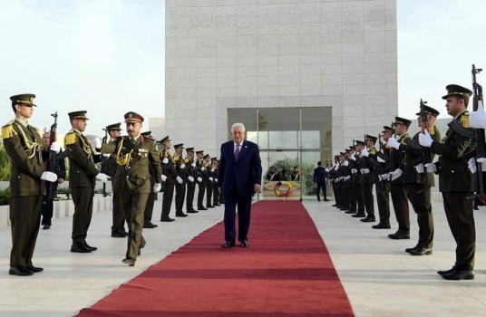 صور...الرئيس يؤدي صلاة العيد يضع اكليلاً من الزهور على ضريح الشهيد ياسر عرفات