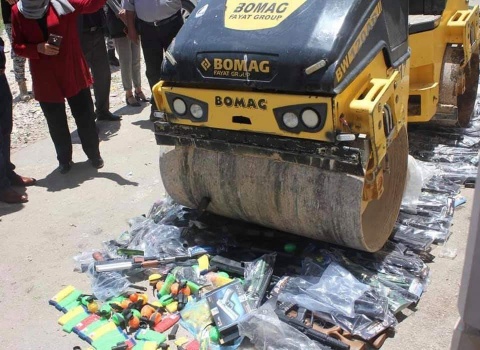 صور..الضابطة الجمركية تتلف ألعابا ومفرقعات في جنين