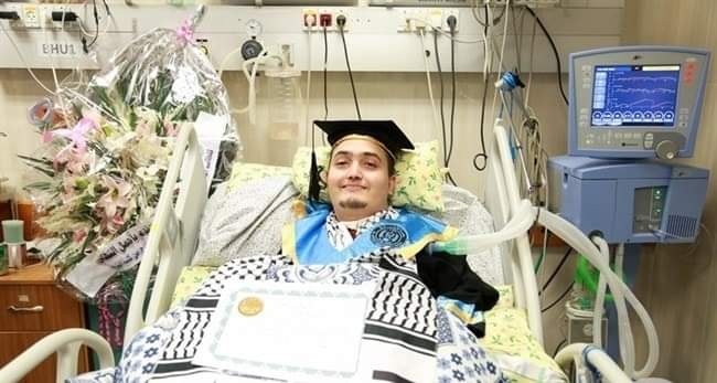 غزة:وفاة رمز الصمود والتحدي "البحيصي" بعد يوم من تخرجه من الجامعة
